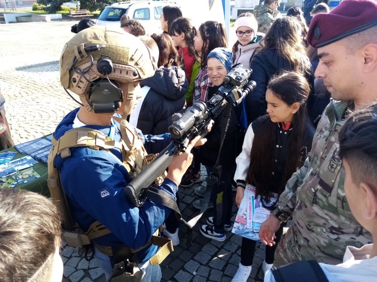 FOTO/VIDEO: Sute de elevi din Mediaș la „Ziua Armatei României în Școli”