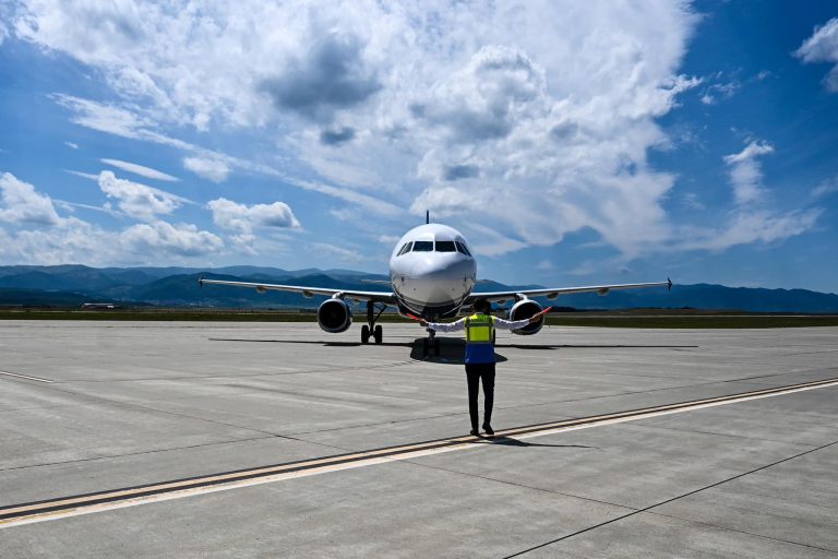 ULTIMA ORĂ: Aeronavă care ar fi trebui să aterizeze la Sibiu, deviată la Cluj Napoca