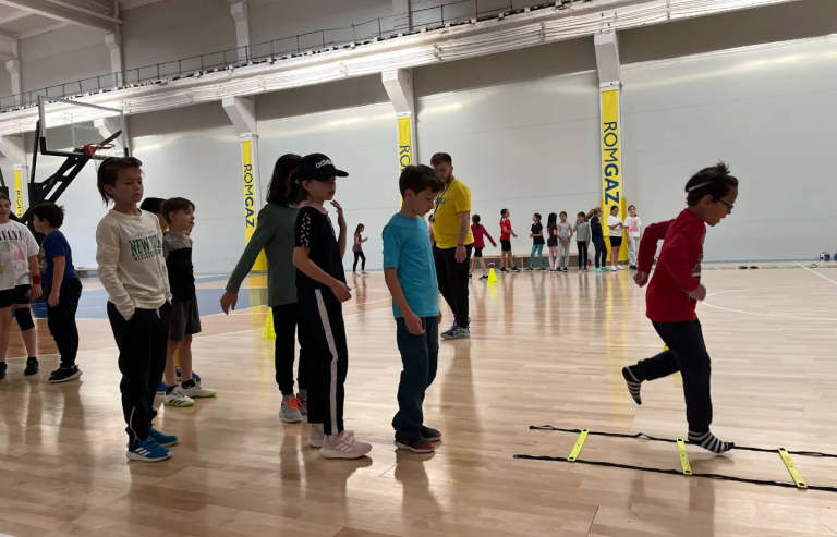 Copiii sunt invitați la baschet