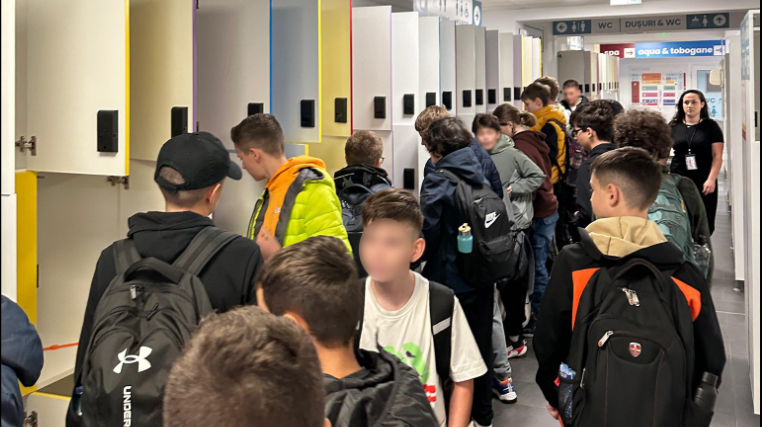 Elevii de gimnaziu din Sibiu participă la programul „Ora de sport, la înot”