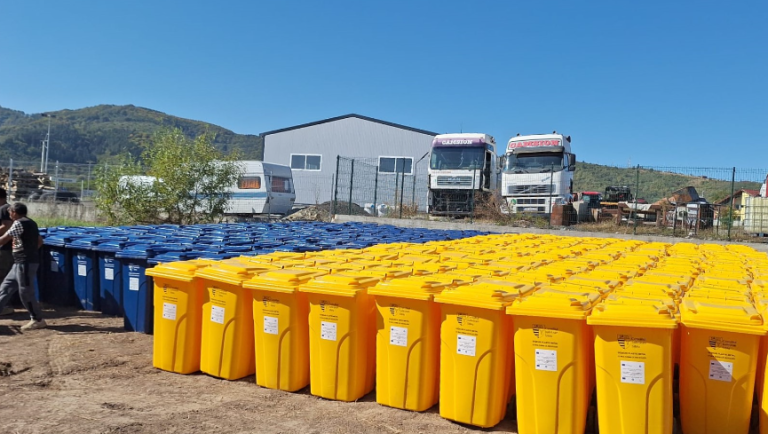 A început distribuirea noilor recipiente pentru colectarea selectivă a deșeurilor în zona de Nord a județului Sibiu
