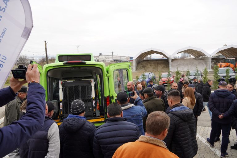 Mai multe microbuze electrice pentru elevi sunt distribuite în județul Sibiu