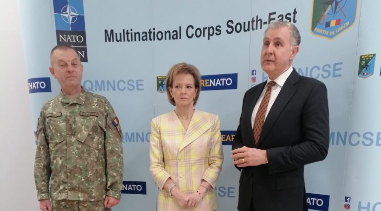 Casa Regală în vizită la Comandamentul NATO de la Sibiu. Majestatea Sa Margareta și Principele Radu al României au desăvârșit misiunea Regelui Mihai