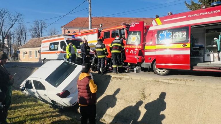 ULTIMA ORĂ/FOTO: Tragedie pe șosea. Un șofer a murit după ce a intrat cu mașina într-o rigolă