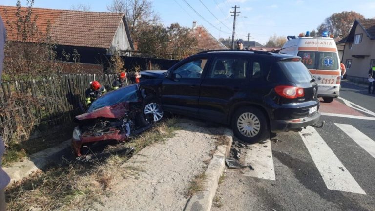 FOTO: 3 victime după ce un autoturism a spulberat o altă mașină