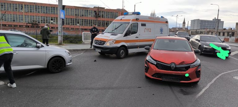FOTO: Femeie însărcinată, rănită într-un accident rutier în Sibiu