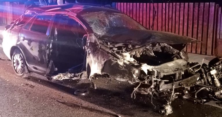 FOTO: Și-a făcut mașina praf pe Valea Oltului. A lovit un cap de pod și un gard