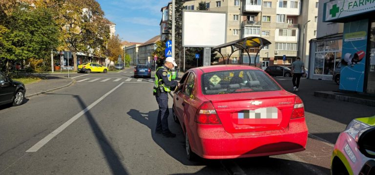 FOTO: Șoferii sibieni, amendați de polițiști în cartierul Ștrand pentru opriri neregulamentare