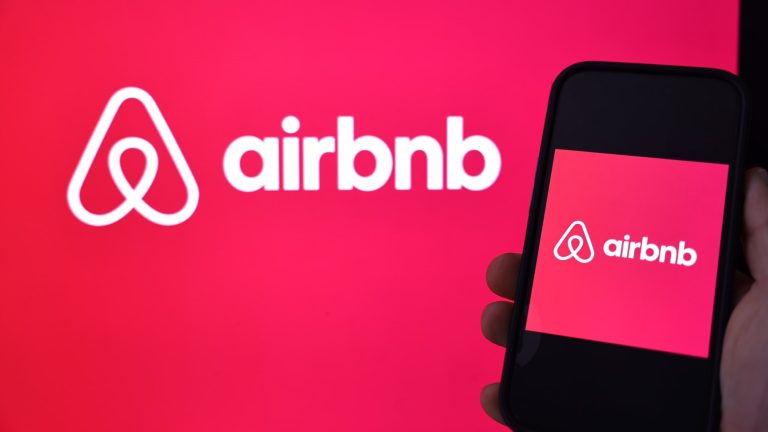 Lovitură grea pentru românii care închiriază apartamente pe Booking sau Airbnb. Amenzi între 10.000 și 40.000 de lei