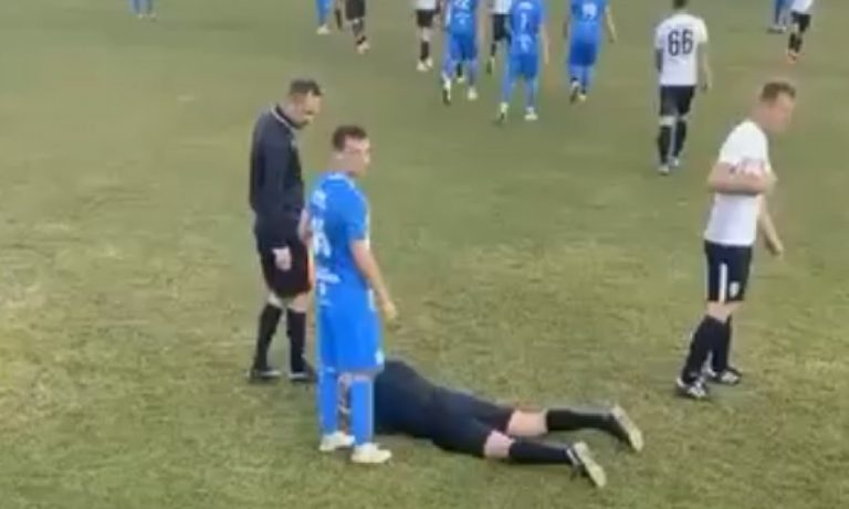 FOTO: Oameni sau animale? Arbitrul unui meci de fotbal din România, zdrobit în bătaie pe teren