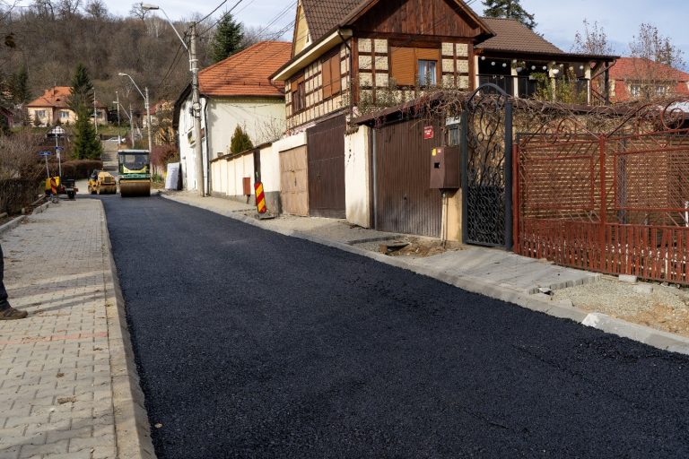 FOTO/VIDEO: Se asfaltează strada Merilor din Mediaș