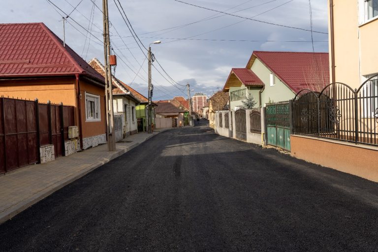 FOTO/VIDEO: Trei străzi din cartierul Moșnei din Mediaș sunt asfaltate