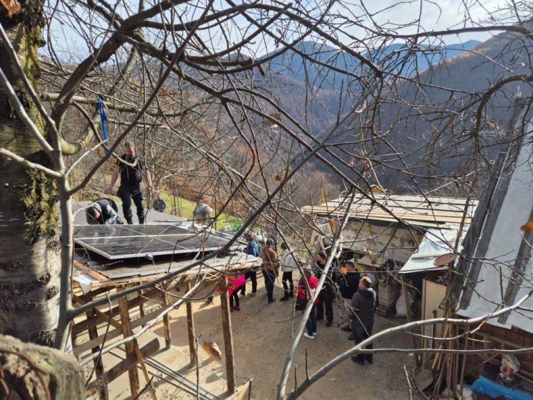 FOTO: Asociația Energia Inteligentă Mediaș a „dus lumina” în 6 gospodării izolate din județul Cluj