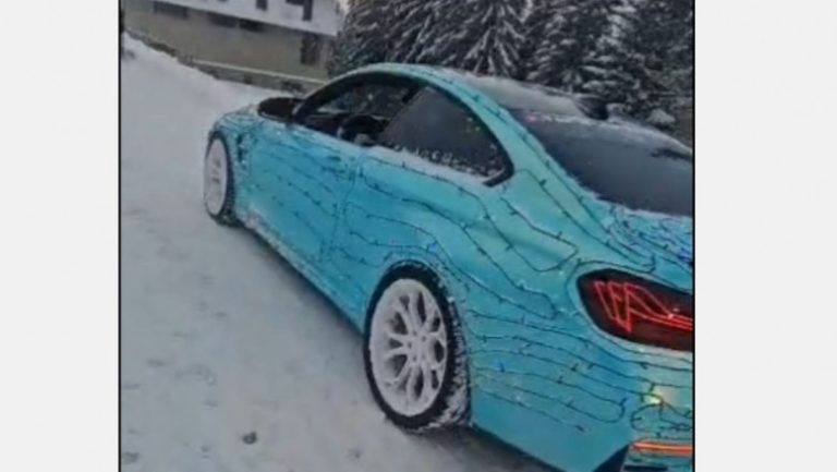 FOTO: Și-a împodobit BMW-ul ca bradul de Crăciun. Ce amendă i-au dat polițiștii
