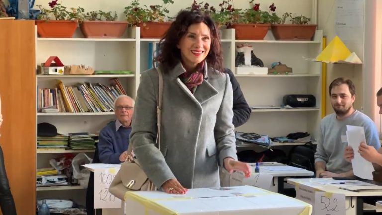 Carmen Iohannis a votat la Sibiu. Nu a făcut nicio declarație