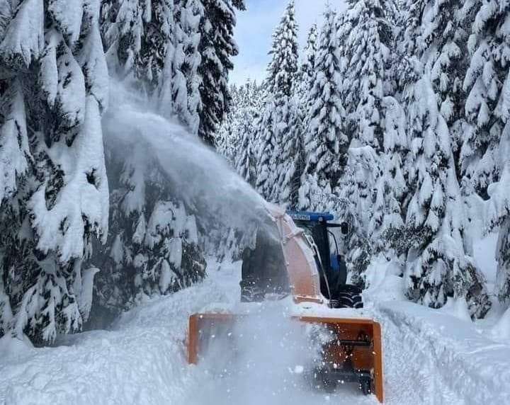 ULTIMA ORĂ – Drumuri și Poduri Sibiu: Se acționează cu material antiderapant pe drumurile județene