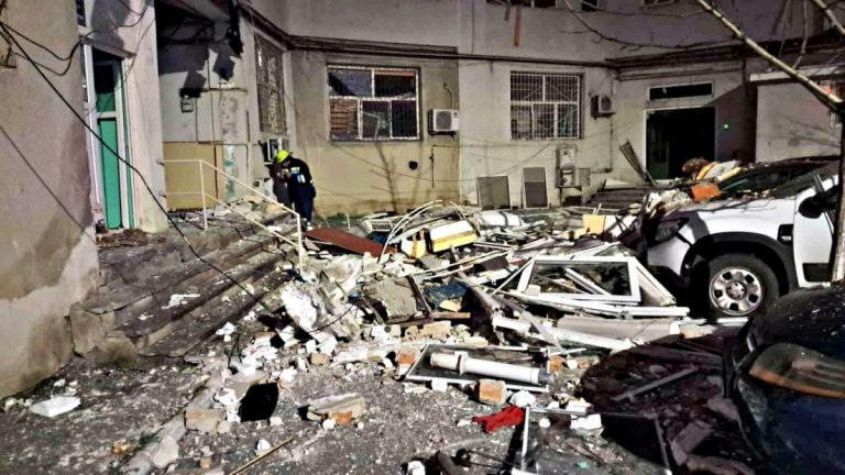 ULTIMA ORĂ/FOTO: Explozie puternică într-un bloc. Zeci de familii evacuate, o grădiniță și 7 mașini au fost afectate