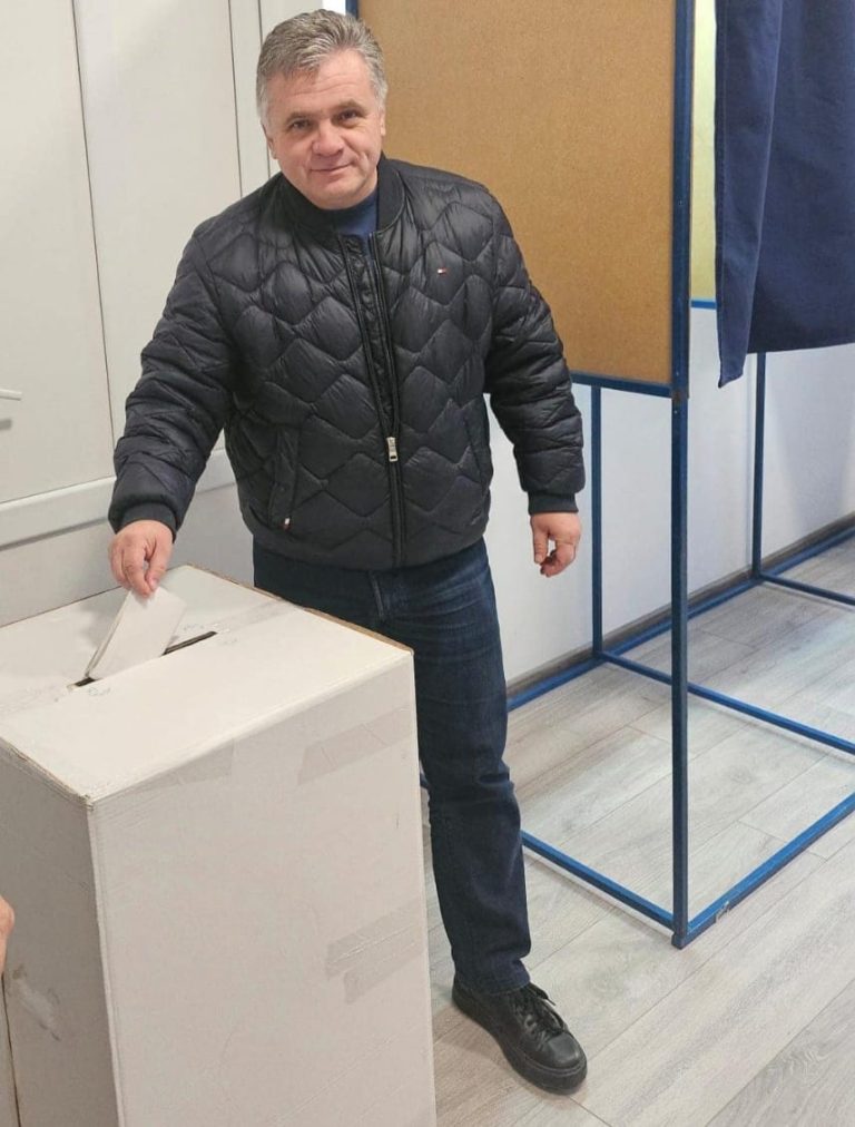 FOTO: Primarul Mediașului a votat. „Vă îndemn să mergeți în număr cat mai mare la vot”