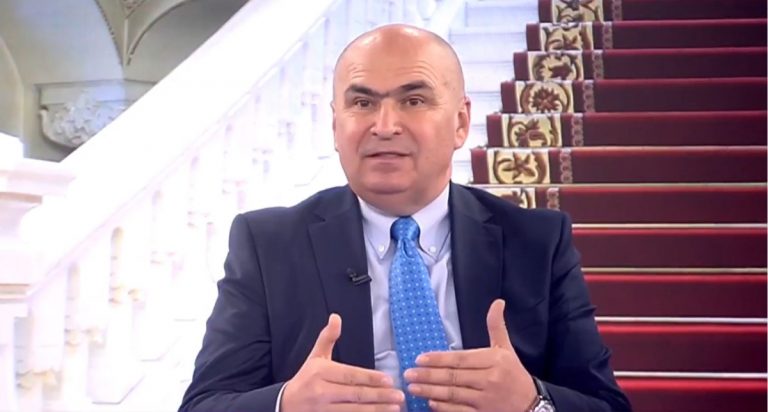 Bolojan vrea să taie peste 70.000 de posturi din primării și consilii județene și amenință cu demisia dacă partidele din coaliție nu sunt de acord