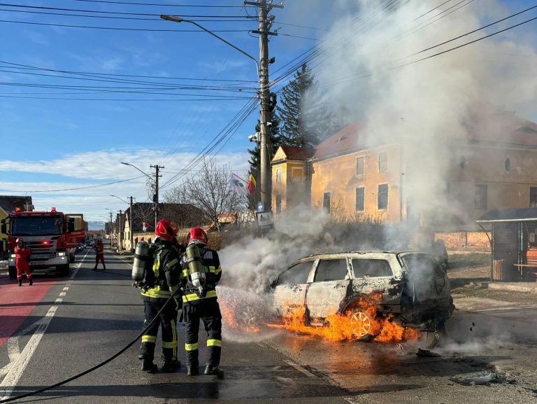 ULTIMA ORĂ/FOTO/VIDEO: O mașină a ars ca o torță în urma unui incendiu