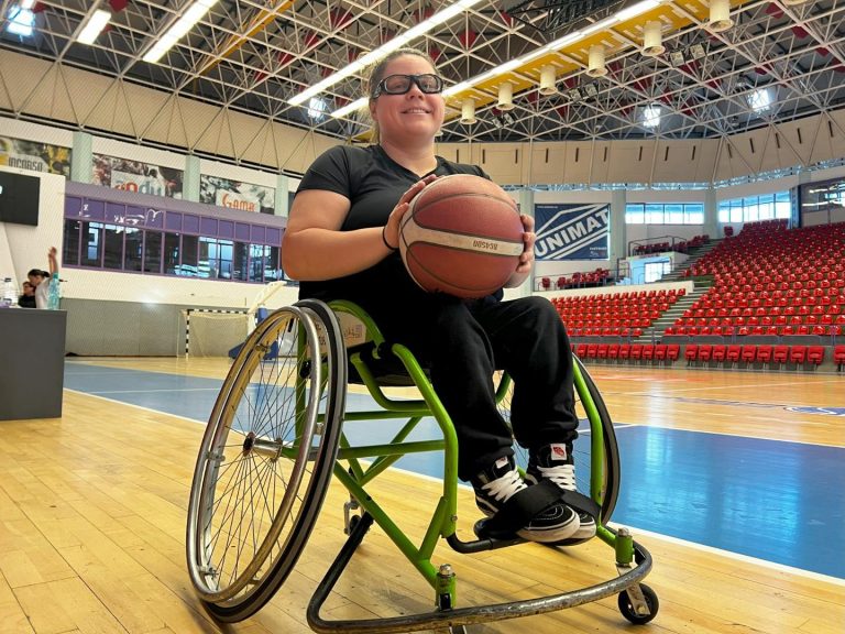 FOTO: Ionela Bebeșelea, sibianca în scaun rulant vicecampioană a României la baschet. A absolvit „Gheorghe Lazăr” cu medie foarte mare