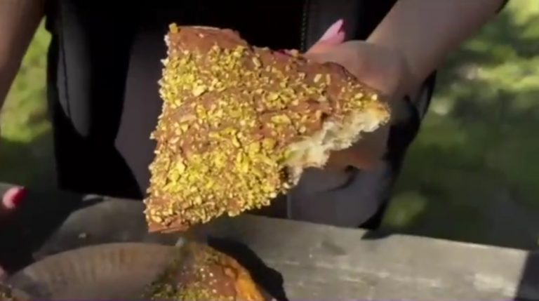 FOTO: Ați gustat deja? În România a apărut „Langoșul Dubai”