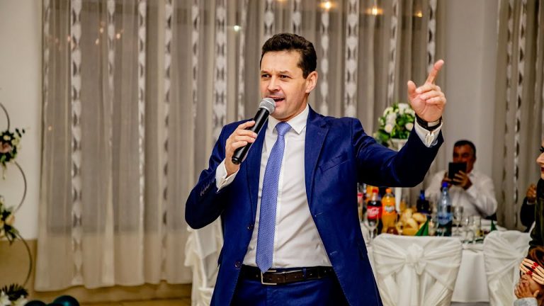 VIDEO: Primarul-lăutar la nunți, botezuri, cumetrii. Legea interzice, dar „și primarii doresc să facă ceva în viața lor, nu doar să stea pe străzi și să facă proiecte”