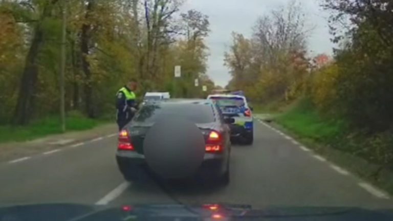 VIDEO: Tupeul maxim al unui șofer. „Prințul cu antemergător” s-a ținut după o mașină de poliție care mergea la un accident