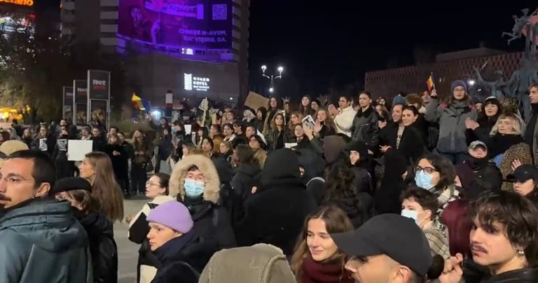 ULTIMA ORĂ/FOTO/VIDEO – Protest după alegeri: „Tinerii vă spun în cor/Nu votați un dictator”