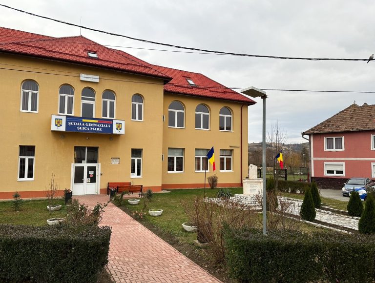 VIDEO: Cabinete moderne la școala din Șeica Mare. Fiecare sală are tablă interactivă și videoproiector