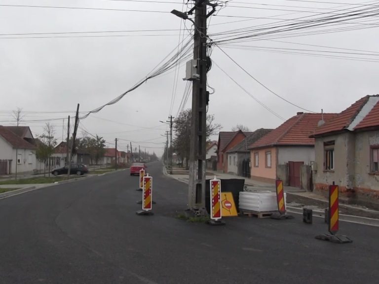 FOTO: Stradă super-modernizată cu stâlp în mijloc. Acesta poate fi mutat doar în februarie 2026