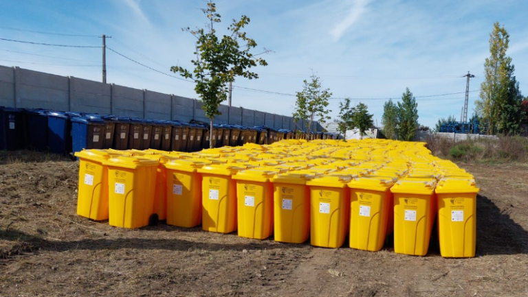 Agnițenii și locuitorii din zonele învecinate beneficiază de recipiente noi pentru colectarea selectivă a deșeurilor