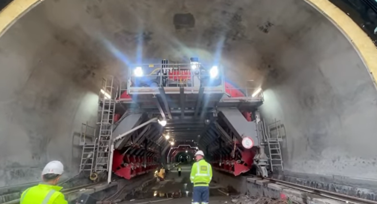 Foto: Tunelurile „Daniela” și „Alina”  de pe Autostrada Sibiu-Pitești depășesc 2 kilometri: Începe etapa de betonare