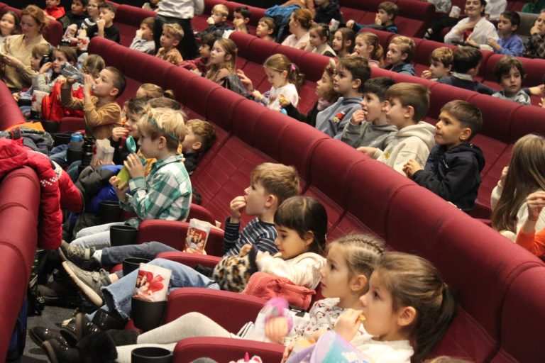Peste 250 de copii au primit de Moș Nicolae un film la CineGold