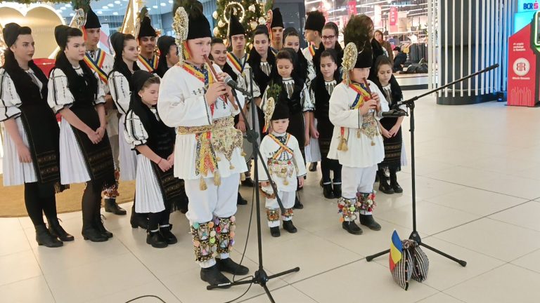 Călușerii din Rășinari. Mărioara Țichindelean: Acest ansamblu este a doua noastră familie
