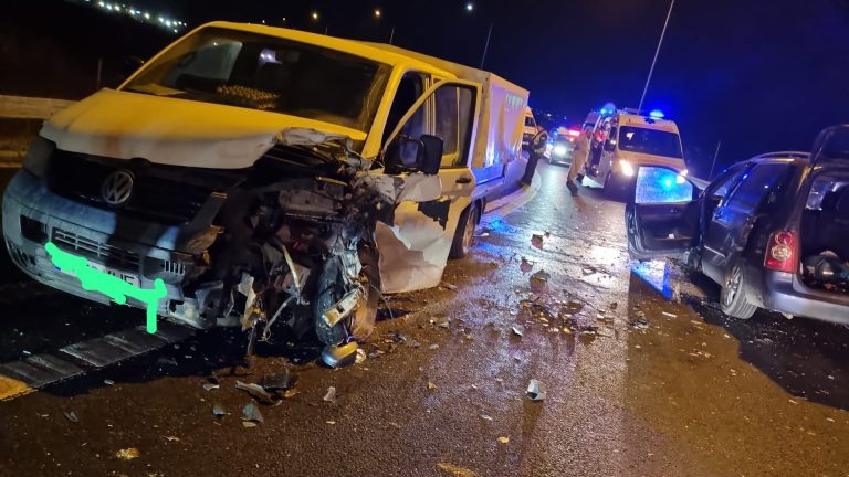 ULTIMA ORĂ/FOTO: Grav accident rutier pe A1. Două mașini distruse, iar două femei au fost transportate la spital