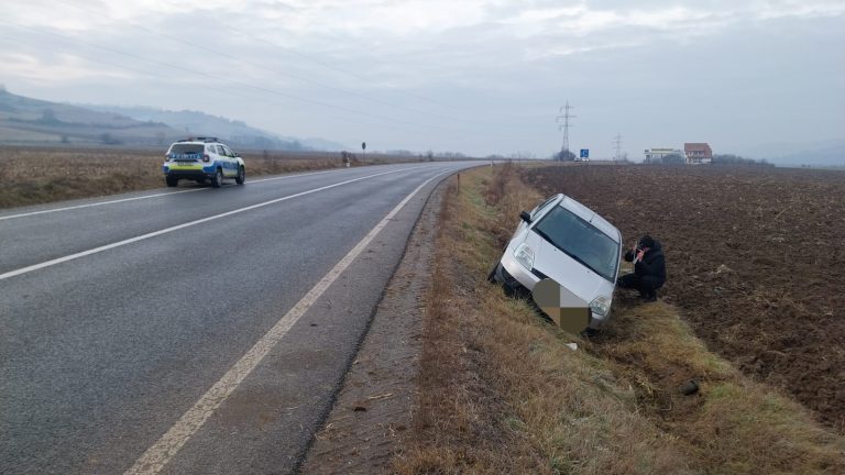 ULTIMA ORĂ/FOTO: Accident în dimineața de Ajun. A derapat cu mașina și a ieșit în afara șoselei