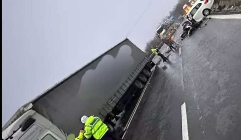 ULTIMA ORĂ/FOTO: Accident grav pe Valea Oltului. Impact între un autoturism și TIR