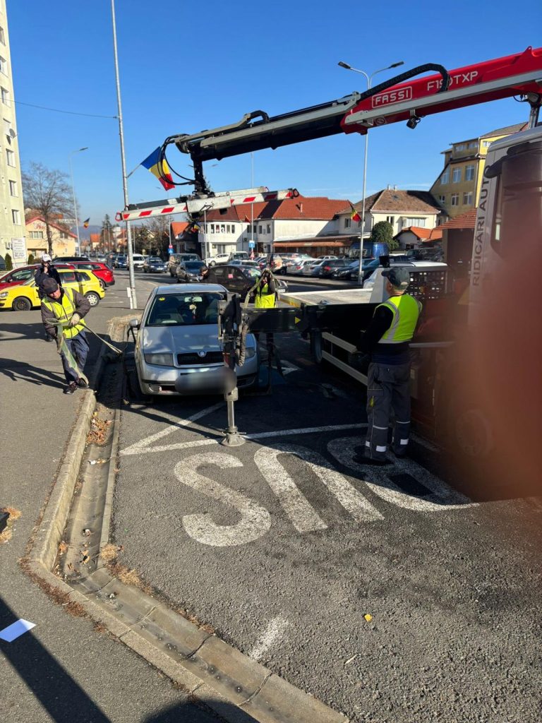 FOTO: Zeci de mașini parcate ilegal în Sibiu. Polițiștii au dispus și ridicarea unor autovehicule