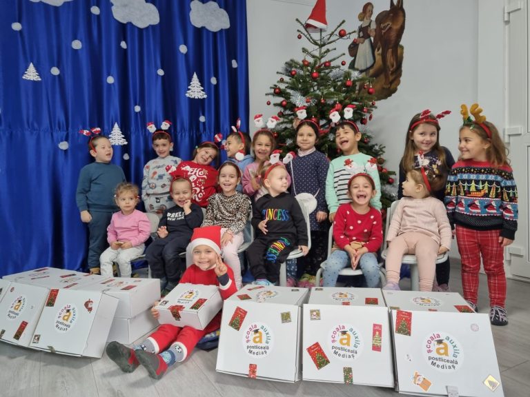 FOTO: Moș Crăciun și spiridușii Auxila Mediaș au făcut fericiți aproape 500 de bunici și copii