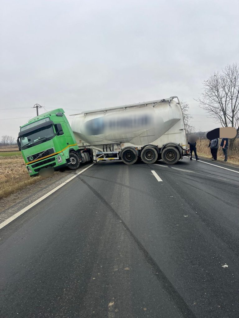 ULTIMA ORĂ/FOTO: DN 1 blocat total după ce o autocisternă a derapat/UPDATE: Traficul a fost reluat