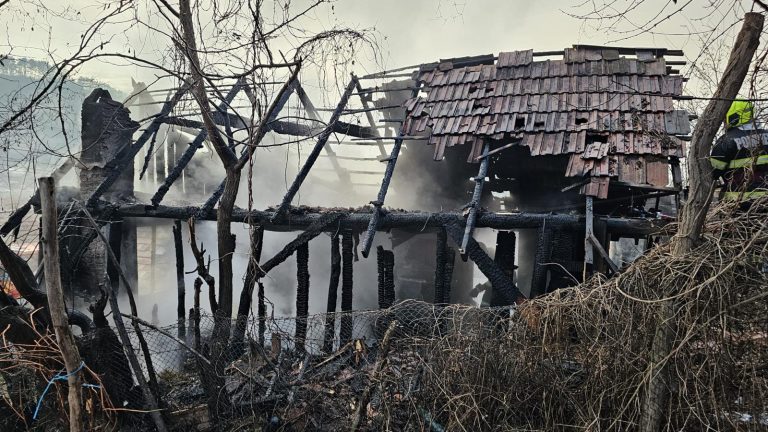 ULTIMA ORĂ/FOTO: Cabană distrusă în urma unui incendiu