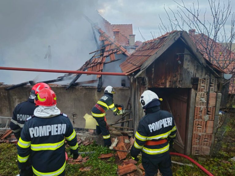 ULTIMA ORĂ/FOTO: Un incendiu extrem de puternic a distrus o anexă și a afectat o casă