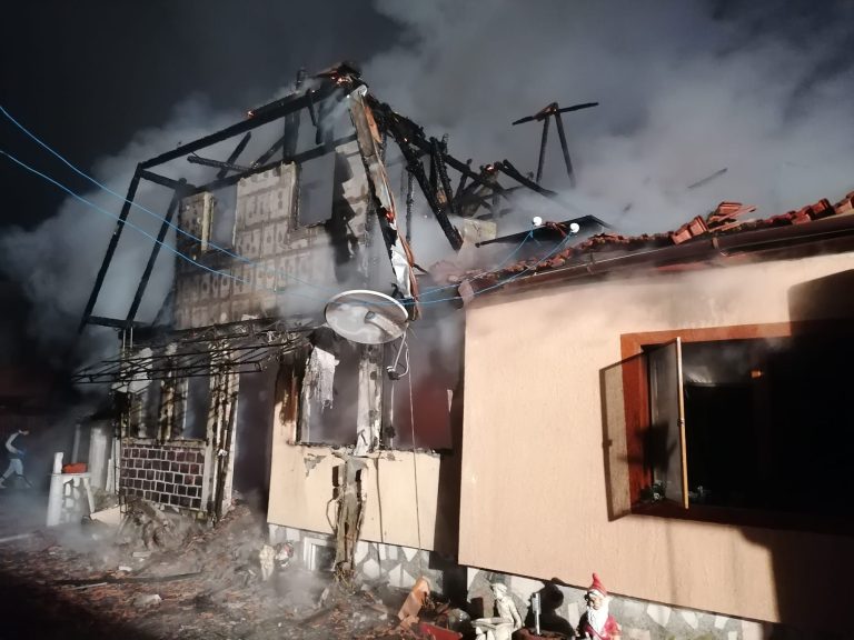 ULTIMA ORĂ/FOTO: Bărbat în stare critică în urma unui incendiu. O casă a fost distrusă de flăcări