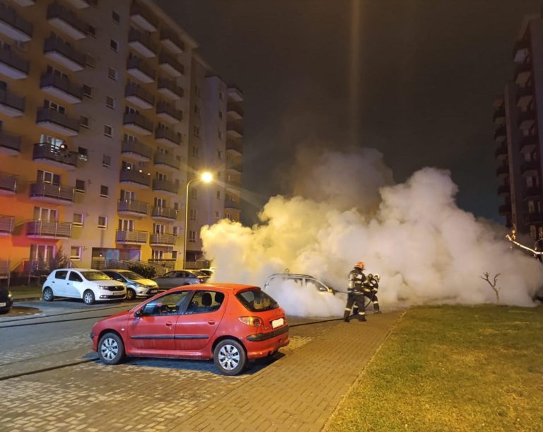 ULTIMA ORĂ/FOTO: Autoturism cuprins de flăcări, duminică dimineața