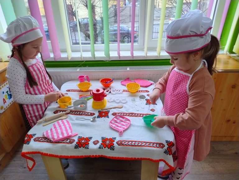 FOTO/VIDEO: La Mediaș a început distribuirea materialelor didactice în grădinițe și școli