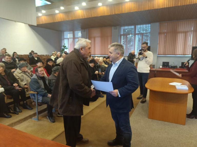 FOTO: Medieșenii care au împlinit 80 de ani au fost premiați de municipalitate