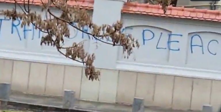 FOTO/VIDEO: Mesaj lăsat de un bărbat pentru Klaus Iohannis pe gardul Palatului Cotroceni. „Trădătorule, pleacă!”