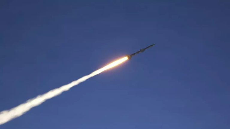 ULTIMA ORĂ: „O rachetă rusească a trecut prin spațiul aerian al României”. Ce spune Ministerul Apărării