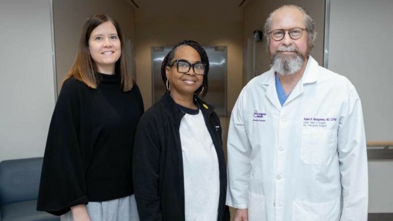 A fost realizat un transplant al unui rinichi de porc la o femeie